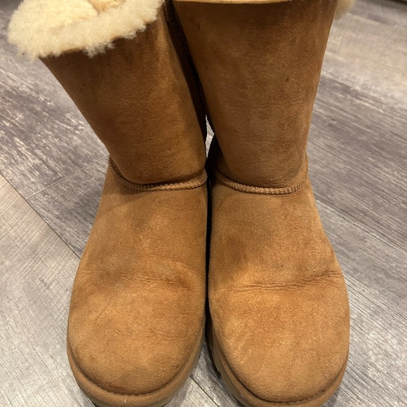 UGG Bailey Bow Chestnut Boots Size 8 - Picture 2 of 6